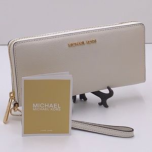 MICHAEL KORS LARGE TRAVEL CONTINENTAL WRISTLET WALLET OPTIC WHITE COLOR
NWT
